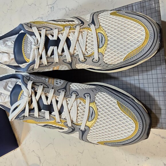 Saucony ProGrid Triumph 4 Fabricated Future S70831-2 Men's Size 10 NEW SNEAKERS - Picture 3 of 15